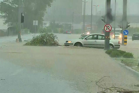 © APTN Auto auf überschwemmter Straße in Zadar (Kroatien)