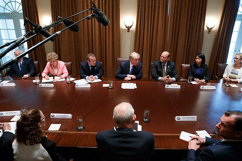 © APA/AP/Evan Vucci Präsident Trump mit Kongress-Abgeordneten