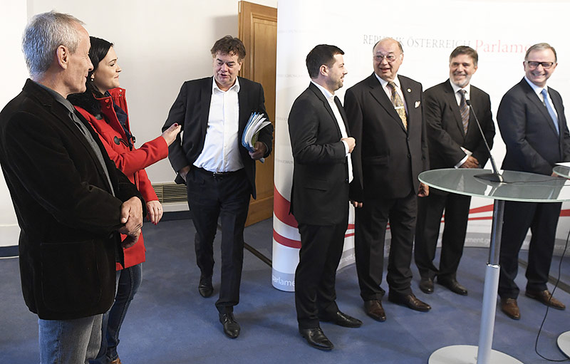 Peter Pilz, Daniela Holzinger-Vogtenhuber, Werner Kogler, Michael Bernhard, Otto Pendl, Ronald Rohrer und Karlheinz Kopf während einer PK nach Abschluss des Eurofighter-U-Ausschusses