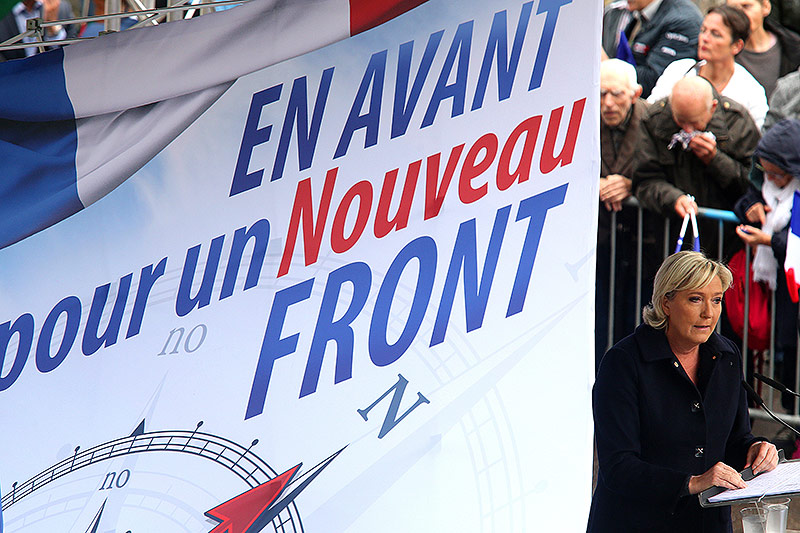 Marine Le Pen vor einem Wahlplakat