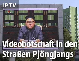 Kim Jong Un ist auf einer Videowall in Pjöngjang zu sehen