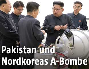 Norkoreas Machthaber Kim Jong Un mit Wissenschaftlern