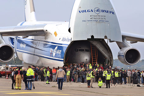 Der Rumpf der Boeing 737 "Landshut" im Frachtraum einer Antonov AN 124 am Flughafen Friedrichshafen (Detschland)