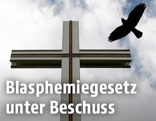 Ein Vogel und ein Kreuz
