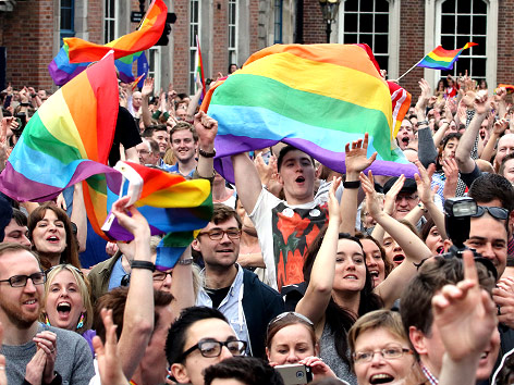 © APA/AFP/Paul Faith Menschen feiern das Referendum zur Homoehe