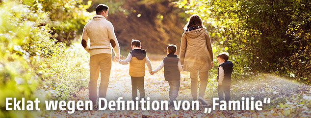 Familie bei einem Waldspaziergang