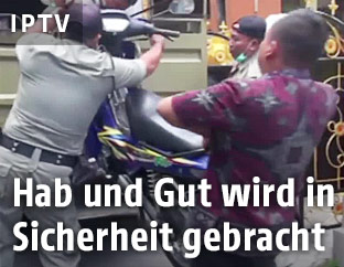 Balinesen laden ein Moped auf einen Lkw