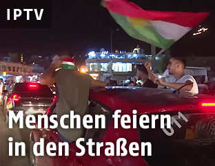 Kurden schwingen Fahnen