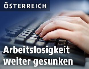 H&auml;nde auf einer Tastatur
