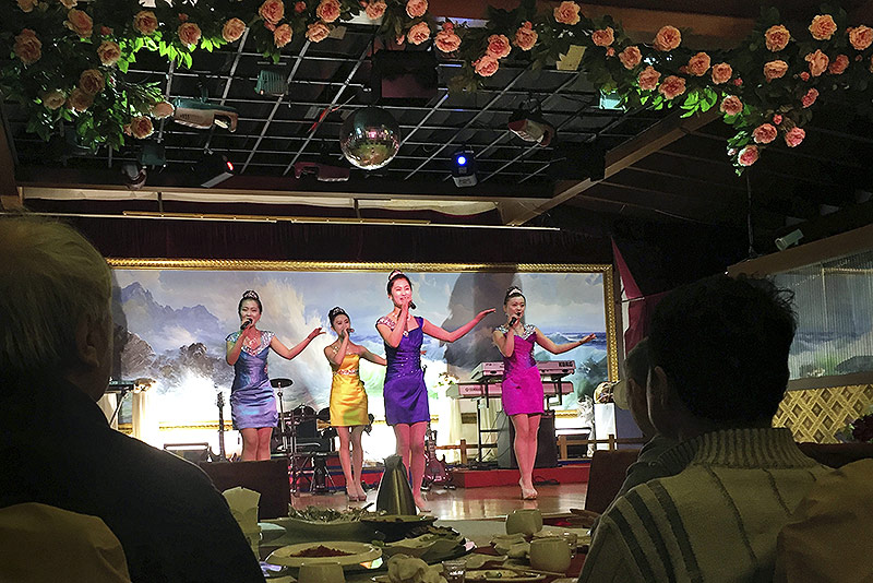 © APA/AP/Ng Han Guan Nordkoreanische Sängerinnen in einem Restaurant in Peking