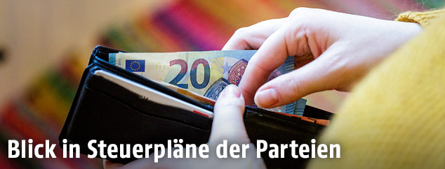 Ein Geldschein in einer Geldbörse