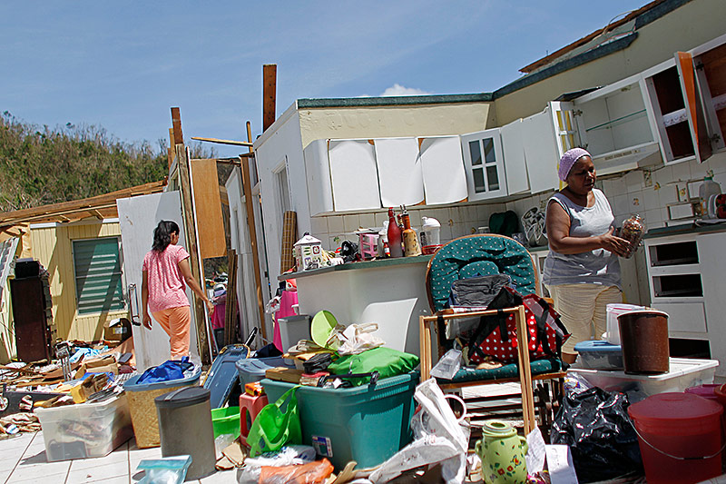 © APA/AFP/ Ricardo Arduengo Aufräumarbeiten im zerstörten Haus nach Hurrikan