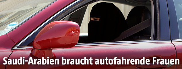 Eine verschleierte Frau am Steuer eines Autos