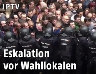 Polizisten und Befürworter des Referendums stoßen aufeinander
