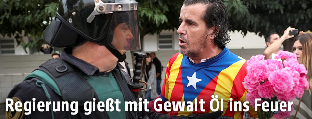 Polizist und Demonstrant in Bracelona