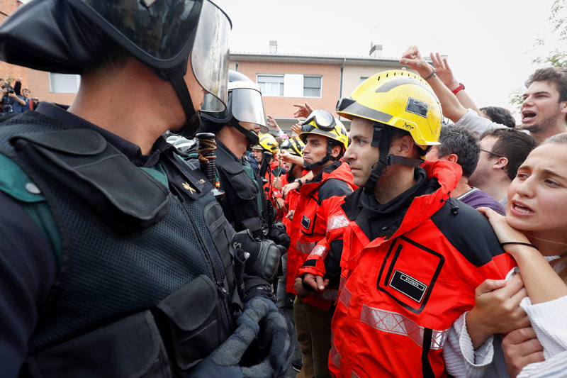 © Reuters/Juan Medina Konfrontation von Guardia Civil und Polizei