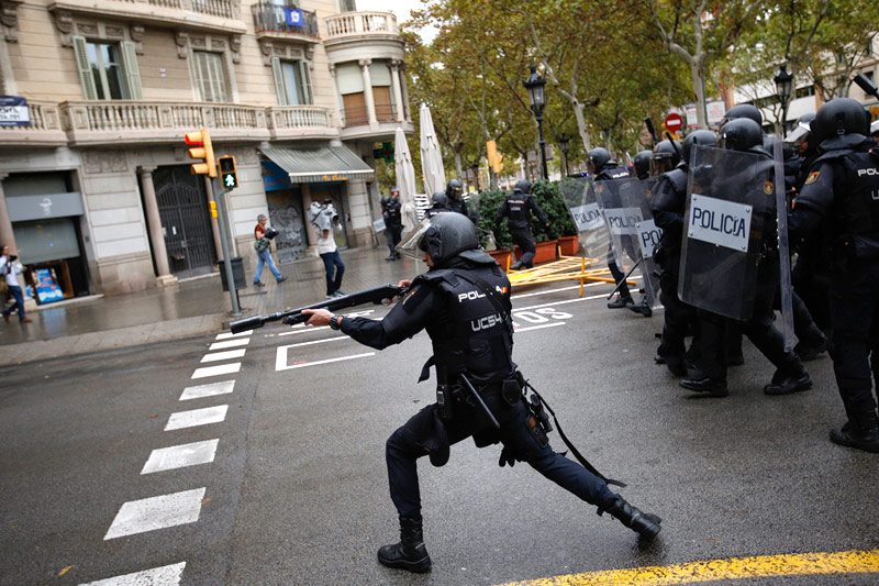 © APA/AP/Emilio Morenatti Polizeieinsatz in Barcelona