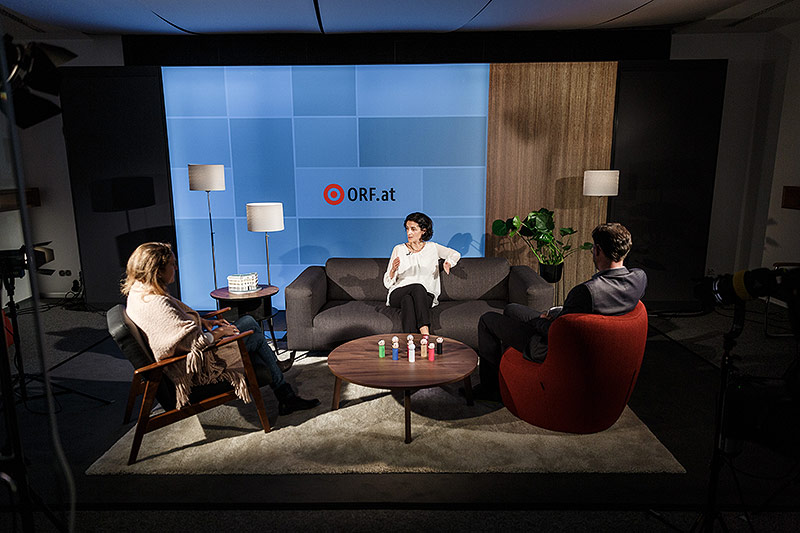 © ORF.at/Dominique Hammer Isabella Heydarfadai auf der ORF.at Wahlcouch