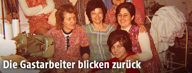 Gastarbeiterin Ayten Keskin mit Kolleginnen in einer Wiener Strumpffabrik um 1970