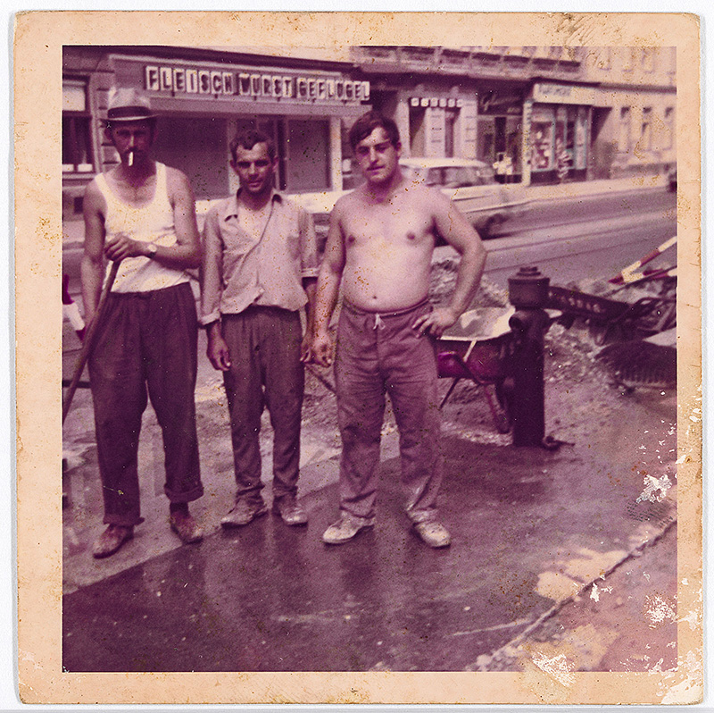 Peter Mijatovic mit Kollegen auf einer Baustelle in Wien, um 1969 
