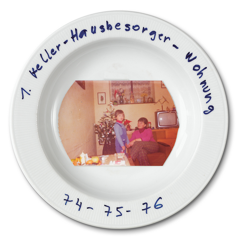 Lilienporzellan Teller mit Aufschrift "1. Keller-Hausbesorger-Wohnung 74-75-76"