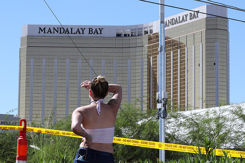 © Reuters/Lucy Nicholson Frau betrachtet vor einer Polizeiabsperrung das Mandalay Hay Hotel in Las Vegas
