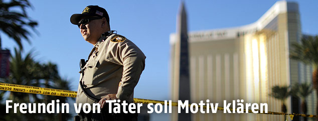 Polizist vor einer Absperrung im Hintergrund das Mandalay Bay Hotel