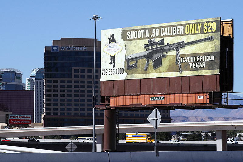 © Reuters/Lucy Nicholson Werbetafel für Schusswaffen in Las Vegas