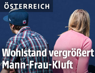 Ein Mann und eine Frau sitzen in der Wiese