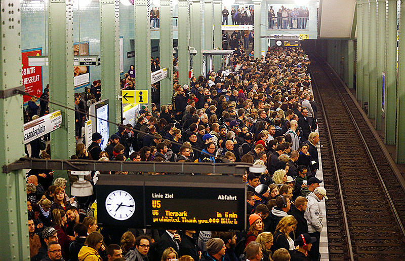 © Reuters/Hannibal Hansche Menschen warten am U-Bahn-Bahnsteig Alexanderplatz in Berlin
