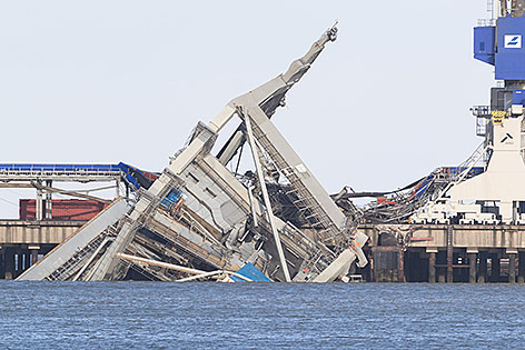 © APA/dpa/Mohssen Assanimoghaddam Ein Kran ist in Wilhelmshaven (Niedersachsen) aufgrund des Sturms am Hafen ins Wasser gestürzt