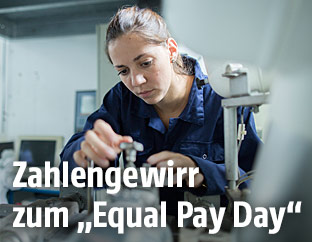 Frau im Mechanikerberuf