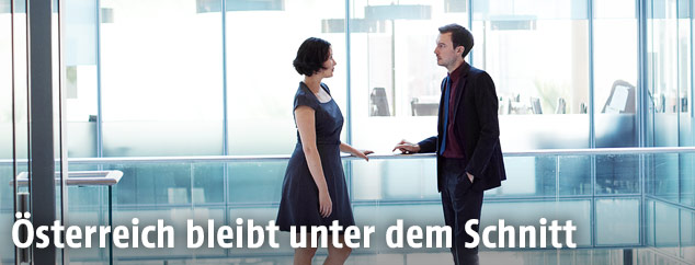Mann und Frau sprechen in einem B&uuml;rohaus miteinander