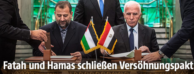 Assam al-Ahmed und Salah al-Aruriunterschreiben Versöhnungspakt