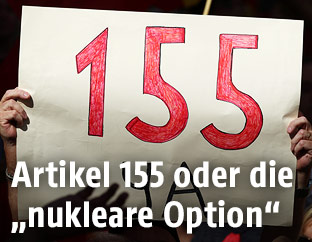 Protestschild mit der Aufschrift "155 jetzt"