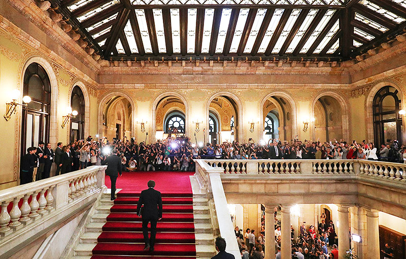 Kataloniens Regionalpräsident Carles Puigdemont im Parlamentsgebäude