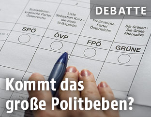 Hand mit Kugelschreiber auf Stimmzettel zur Nationalratswahl