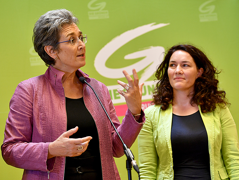 © APA/Barbara Gindl Die EU-Mandatarin Ulrike Lunacek und die Tiroler stellvertretende Bundesvorsitzende Ingrid Felipe beim erweiterten Bundesvorstand im Mai 2017 in Salzburg