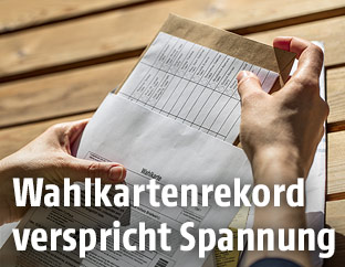 Frau mit Wahlkarte