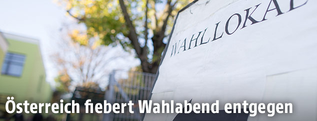Eine Hinweistafel zu einem Wahllokal