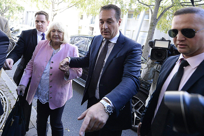 © APA/Robert Jaeger FPÖ-Chef Heinz-Christian Strache mit seiner Mutter Marion