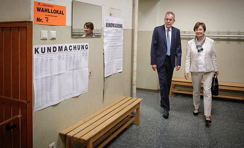© APA/Bundesheer/Peter Lechner Bundespräsident Alexander Van der Bellen und Gattin Doris Schmidauer