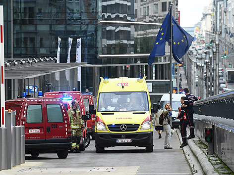 © APA/AFP/Emmanuel Dunand Rettungseinsatz vor dem Brüsseler Europagebäude