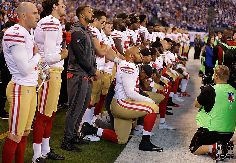 © AP/Michael Conroy Spieler der San Francisco 49ers knien während der Hymne