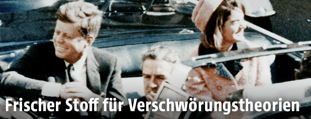 John F. Kennedy und seine Frau Jacki sitzen in einem Cabrio, kurz bevor JFK erschossen wurde