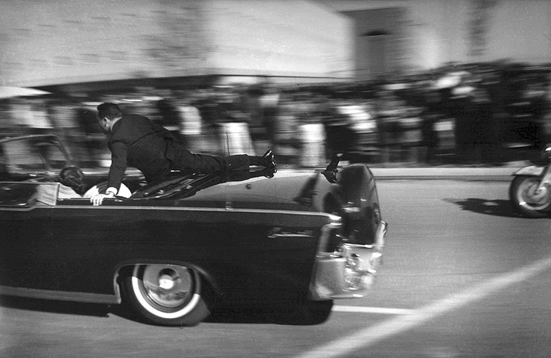 Langzeitaufnahme des fahrenden Autos, kurz nachdem John F. Kennedy erschossen wurde