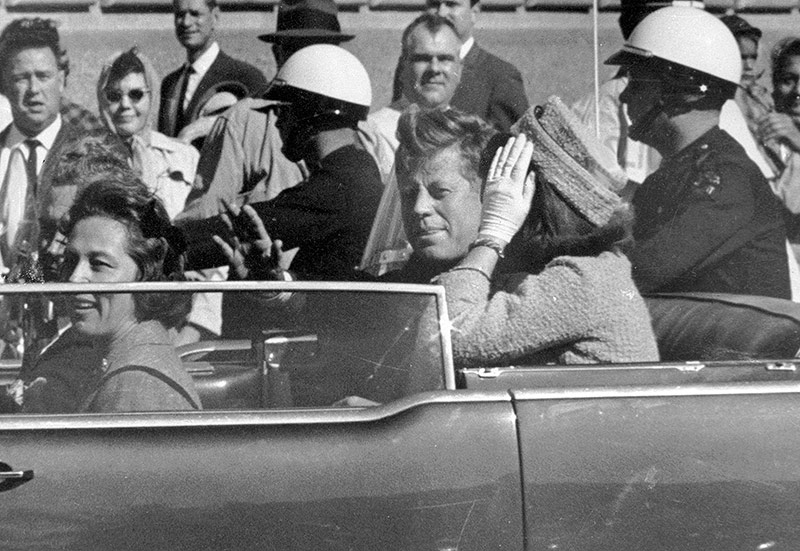 John F. Kennedy und seine Frau Jacki sitzen in einem Cabrio, kurz bevor JFK erschossen wurde