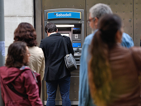 Menschen vor einem Bankomaten