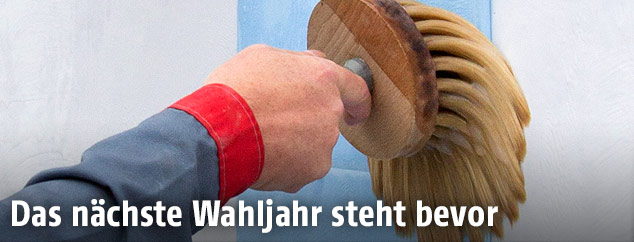 Leimpinsel auf einer Plakatwand