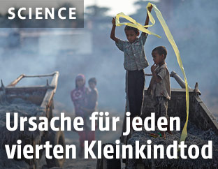 Kinder spielen in Abfällen einer Gerberei